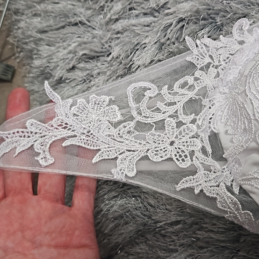 New Gorgeous Wedding Gown - Picture 5 of 17